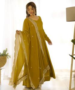Robe de soirée chic en Chanderi style romain avec broderie et sequins, dupatta, tenue de fête, prix de gros, coton indien moderne, multicolore - Product Image 1