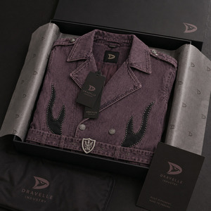 Chaqueta Larga de Mezclilla Color Malva Oscuro de 12oz para Hombre, con Cinturón de Pedrería, Doble Botonadura, Personalizada - Product Image 5
