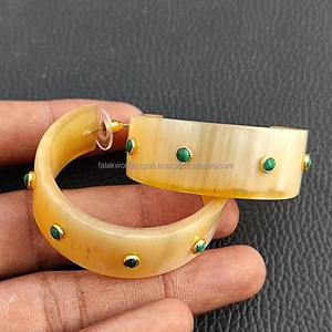 Boucles d'oreilles en corne de buffle naturelle, design élégant, boucles d'oreilles en corne de buffle pour femmes, 100% corne de buffle naturelle, par des artisans de luxe FWE - Product Image 1