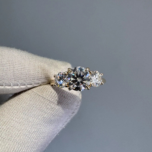 Anillo de Moissanita Trilogy: Oro de 14k, Anillo de Compromiso de Tres Piedras, Anillo de Flor con Diamantes Redondos, Joyería de Oro Amarillo Sólido - Product Image 1