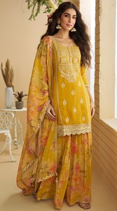 Traje Preconfeccionado Chinon de Dhwaja Export Mustard con Bordado y Trabajo de Codificación - Product Image 2