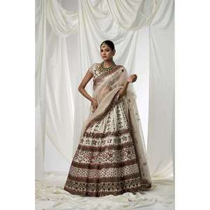 Lehenga Choli de mariée élégant et moderne, grande taille |   Broderie à fil miroir avec cristaux et paillettes |   Robe de mariée coupe trapèze Fit Pro - Product Image 3