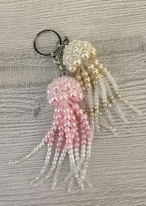 Hermoso Llavero Bordado a Mano con Cuentas y Motivos Florales Coloridos, con Trabajo Artístico Detallado para Bolsos, Carteras y Llaves - Product Image 1