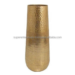 Jarrón de metal con diseño floral llamativo para decoración de interiores, con un diseño audaz y una presencia artística que llama la atención. - Product Image 6