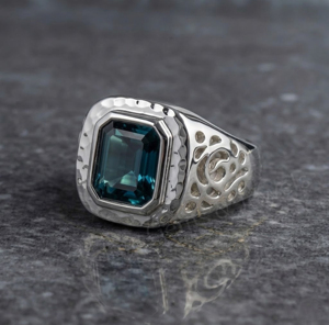 Anillo de Plata de Ley 925 para Hombre, Estilo Vintage, con Topacio Azul Corte Esmeralda en Engaste de Bisel, para Joyería Fina y Uso Diario - Product Image 1
