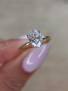 Anillo de Compromiso Solitario con Corte Ovalado de 1 Quilate, Diamante Cultivado en Laboratorio con Certificación IGI D-VVS1, Engaste Tulipán en Oro Sólido de 14k - Product Image 2