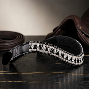 Bride de cheval en cuir noir décorative, luxe, équestre, sur mesure, avec chaîne de cristaux et strass noirs et blancs à 3 rangs - Product Image 1
