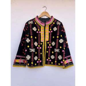 Chaqueta de terciopelo bohemio para mujer, estilo suzani, con bordado tradicional, manga larga, diseño floral étnico, informal, para invierno. - Product Image 2