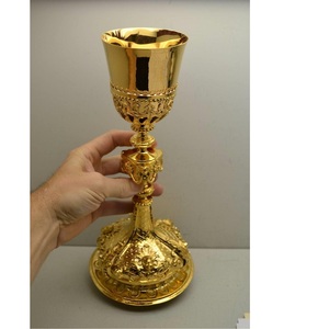 Juego de Cáliz y Ciborio de Metal con Diseño Tradicional de Iglesia para Servicios Formales de Comunión - Product Image 4
