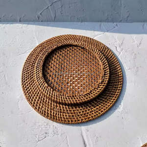 Assiette de présentation en rotin rustique éco-consciente avec motif végétal ajoutant de la chaleur à la décoration de la table - Product Image 6