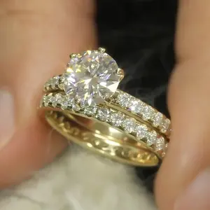 Anillo de Compromiso y Boda de Moissanita de 2.50 Ct, Corte Redondo, Plata de Ley, Chapado en Oro, Engaste de Garras - Product Image 3