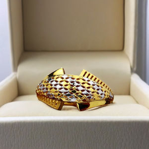 แหวนทองลายตารางแบบสองสี |   ลายรังผึ้งสำหรับผู้หญิง |   แหวนสเตทเมนท์สุดเก๋ น้ำหนัก 2.750 กรัม - Product Image 3