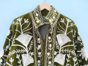 Veste bomber en velours Suzani faite à la main, style bohème pour femmes, automne/hiver, réversible, vintage, à fleurs, rembourrée en coton, intérieur en lin - Product Image 2