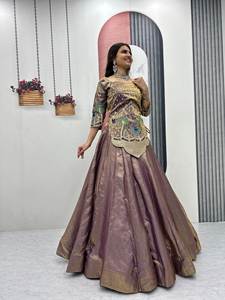 Conjunto de Lehenga Choli de Seda Pura con Bordado de Hilo de Satén y Lentejuelas - Product Image 4