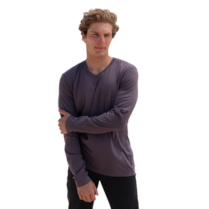 Camiseta de Manga Larga para Hombre, Color Morado Deslavado, 100% Algodón Orgánico de Lujo, Cuello en V, Preencogida, Certificada por GOTS, Ajuste Premium y Transpirable - Product Image 3