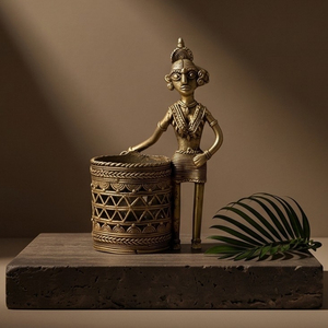 Objets de collection artisanaux, porte-stylo en laiton Dhokra représentant une femme tribale, figurine artisanale pour le bureau et la décoration créative de la maison - Product Image 2