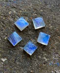 พลอยมูนสโตนทรงสี่เหลี่ยมแบบคาโบชอง ขนาดปรับเทียบแล้ว พลอยธรรมชาติแบบเม็ดเดี่ยว สำหรับทำเครื่องประดับ - Product Image 3