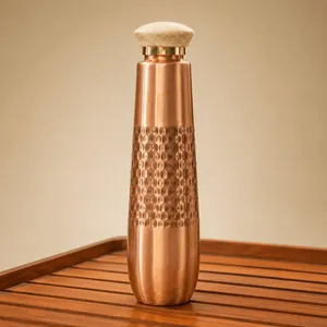 Botella de agua 100% de cobre puro, botella tradicional india de cobre puro para bienestar, hidratación, gimnasio, yoga, hogar, oficina y viajes. - Product Image 1