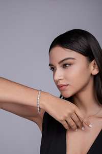 Pulsera de Diamantes Personalizada en Oferta con Acabado Elegante para Amantes de la Joyería Fina, Accesorios de Moda de Lujo Disponibles para la Venta - Product Image 2