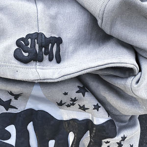 Sudadera con capucha corta para hombre, de algodón grueso tipo felpa, con lavado ácido, acabado de borde sin rematar y logotipo 3D en relieve. - Product Image 4