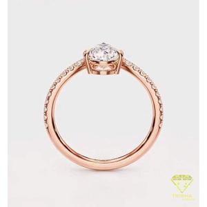 Bague de fiançailles en moissanite taille poire en or rose, avec pavé en forme de V chevron, solitaire, pour femme - Product Image 4