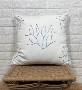 Housse de coussin décorative brodée en coton 100% avec motif d'arbre géométrique, lavable - Product Image 3