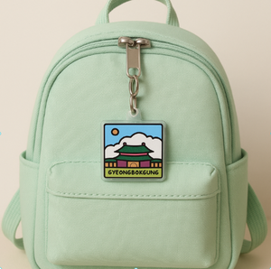 Porte-clés pendentif fabriqué en Corée (emplacement Gyeongbokgung, Séoul) en acrylique/polyester imprimé numériquement 29x32mm, film 'K-pop Demon Hunters' - Product Image 3