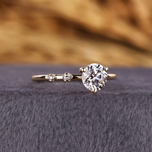 Bague de fiançailles en diamant rond cultivé en laboratoire certifié IGI avec style à trois pierres en or massif 18 carats pour cadeau de mariage ou d'anniversaire - Product Image 5