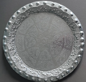 Assiette de service décorative ronde en verre gravé argenté de style vintage pour la mise en scène de table de mariage ou de fête, nouveau style européen - Product Image 2