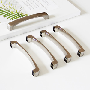 Tirador de arco minimalista de aleación de zinc con acabado de níquel satinado para muebles de cocina y baño, disponible para OEM - Product Image 4
