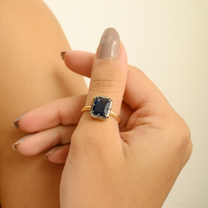 Bague solitaire en saphir bleu naturel 9x7 mm plaqué rhodium noir, or jaune massif 18 carats, bijou unisexe de caractère, vente en gros - Product Image 4