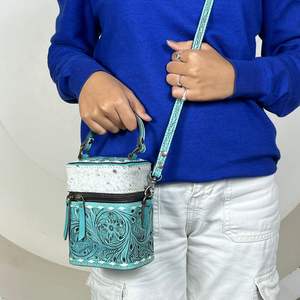 Nouveauté 2026 : Trousse de Maquillage de Voyage de Luxe en Cuir Gravé Floral Turquoise avec Poignée Supérieure en Cuir de Chevreuil et Bandoulière - Product Image 4