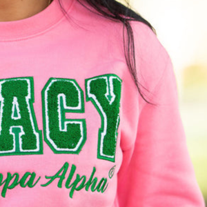 Sudadera Rosa Personalizada para Mujer con Bordado de Letras Verdes LEGACY, Cuello Redondo, Manga Larga, Estilo Casual - Product Image 3