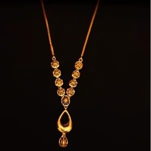 Pure élégance pour le collier et 4,260 grammes pour les boucles d'oreilles. Élégant collier pendentif doré 9,240 grammes. - Product Image 2