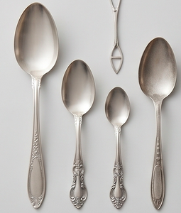 Ensemble de couverts vintage en métal, finition mate, cuillères lavables au lave-vaisselle, idéal pour les mariages, design élégant. - Product Image 1