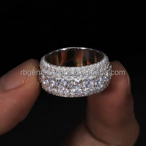 แหวนฮิปฮอป RB Gems ประดับเพชรโมอิสซาไนต์เคลือบทองคำขาว 14K 5 แถว ระดับ VVS ได้รับการรับรองจาก IGI สำหรับแร็ปเปอร์ ดีไซน์หรูหรา - Product Image 1