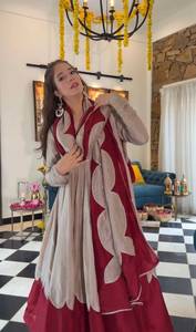 Conjunto de Kurta y Palazzo Beige y Marrón para Mujer con Dupatta, Vestido Largo con Volantes para Fiesta, Estilo Tradicional Romano de Seda - Product Image 3
