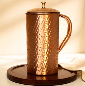 Ensemble de carafes en cuivre pour un service décoratif haut de gamme, ensemble de service en métal pour eau avec verres, durable, réutilisable, pour la cuisine. - Product Image 1