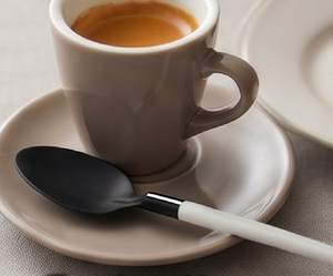 Juego de cubiertos minimalistas en negro mate con mangos de plástico blanco, aptos para lavavajillas, para uso en catering y en el hogar. - Product Image 2
