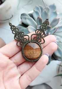 Collar de Macramé Hecho a Mano con Madera Petrificada y Ojo de Tigre, Gema Ovalada Marrón, Cordón Verde, Joyería Boho Curativa, Venta al Por Mayor - Product Image 3