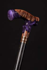 Bâton de marche en bois et résine, alliant le charme du bois classique avec une poignée moderne en résine, offrant une durabilité élégante - Product Image 5