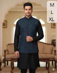 Conjunto de Kurta y Pijama de Seda para Hombre con Lentejuelas de Terciopelo y Chaqueta Nehru Bordada con Zari - Product Image 2
