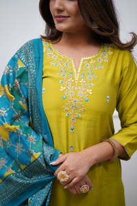 Conjunto de Kurti Recto Bordado en Viscosa Chanderi Color Limón de Última Moda para Mujer con Pantalón de Viscosa Chanderi y Dupatta Liso - Product Image 5