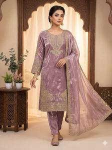 Salwar Kameez Tradicional de Seda Lila para Mujer con Bordado Dorado, Corte Regular, Largo hasta el Tobillo, Estilo India Pakistán, Ropa de Boda - Product Image 2
