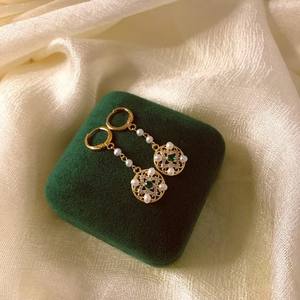 Pendientes Colgantes de Estilo Chino para Mujer, Diseño de Bolsita Hueca Hecha a Mano con Perlas de Agua Dulce y Llavero, Joyería de Moda - Product Image 1