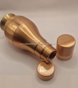 Bouteille d'eau en cuivre élégante de l'Inde Avantages de guérison anciens avec un design moderne Idéal pour l'hydratation et le bien-être quotidiens - Product Image 4