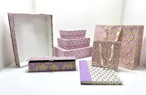 Boîtes et sacs en papier imprimés à la main avec des motifs artistiques, idéaux pour le rangement, les cadeaux, l'emballage et la décoration. - Product Image 4
