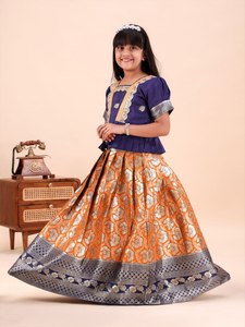 Conjunto Premium de Lehenga Choli Tradicional para Niñas, Diseño Jacquard Tejido, Latkan Decorativo, Elástico y Sin Arrugas, para Todas las Temporadas - Product Image 1