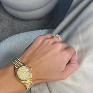 Bague de fiançailles en diamant de laboratoire taille radiant 4 carats _ Bague en or jaune 14 carats _ Trapèzes latéraux et taille rond _ Certifiée IGI - Product Image 1