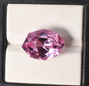 Saphir Padparadscha de laboratoire, taille fantaisie hexagonale 18x13 mm, 17,55 carats, pierre précieuse en vrac pour la fabrication de bijoux - Product Image 1